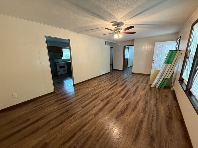 Building Photo - 2 Bedroom, 1 Bath Remodeled House