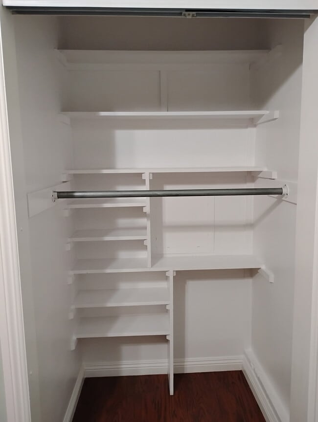 armario del dormitorio - 16315 Rochlen St