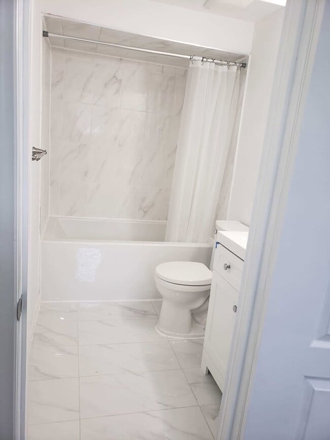 Building Photo - 20 Juniper Cres