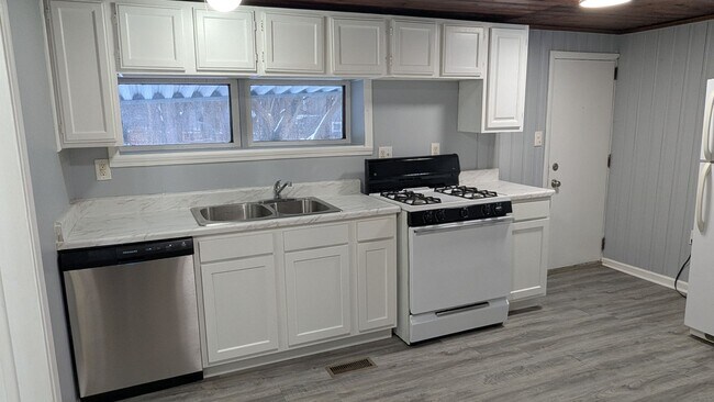 Foto del edificio - Welcome to this charming 3-bedroom, 1-bathroom home in Akron - Section 8 Welcome