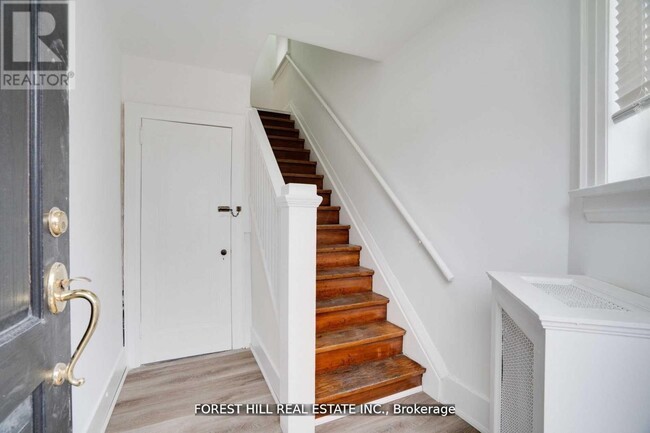 Building Photo - 8 Poplar Plains Crescent