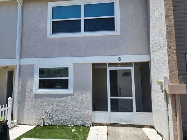 Foto del edificio - 2751 S Pines Dr