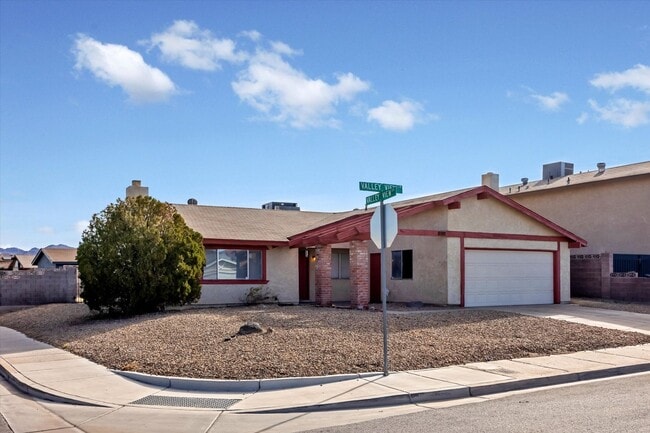 Building Photo - Single Story/Four Bedroom Henderson Home w...