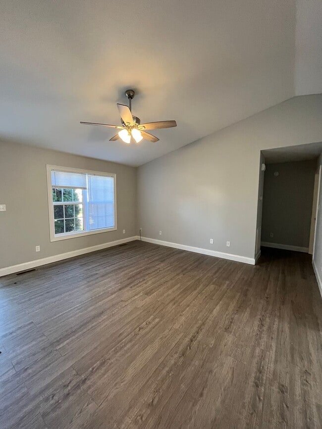 Foto del edificio - Now Leasing! Move In Ready home with 2 car garage and fenced in backyard!