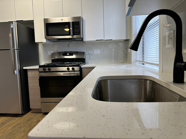 Foto del edificio - 2338 W Wilson Ave