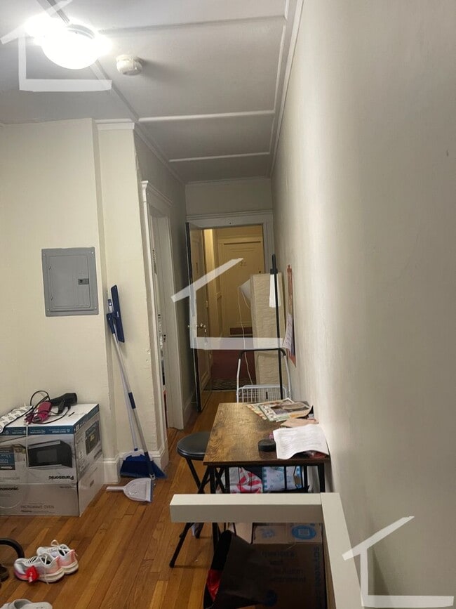 Building Photo - Clean and Spacious Studio Hardwood, Bay wi...