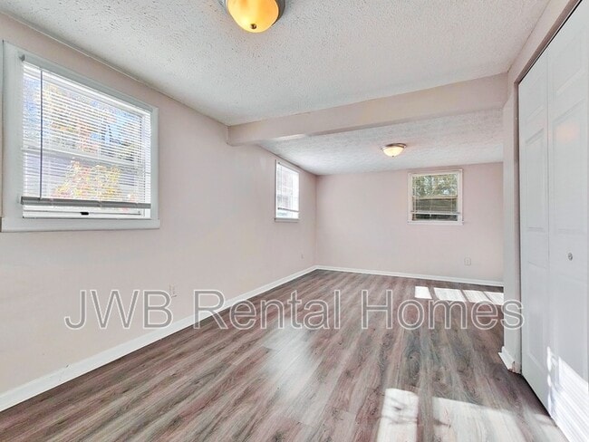 Building Photo - 7954 Pipit Ave