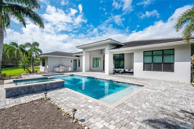 Foto del edificio - 3260 Lake Ridge Ln