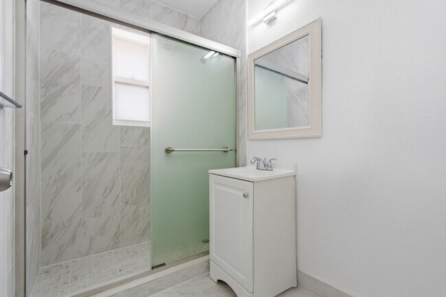 Foto del edificio - 8430 Crespi Blvd