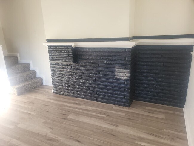 Building Photo - Newly renovated 2 bedroom in Hazelwood!