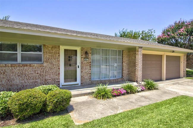 Building Photo - 407 Hillside Dr
