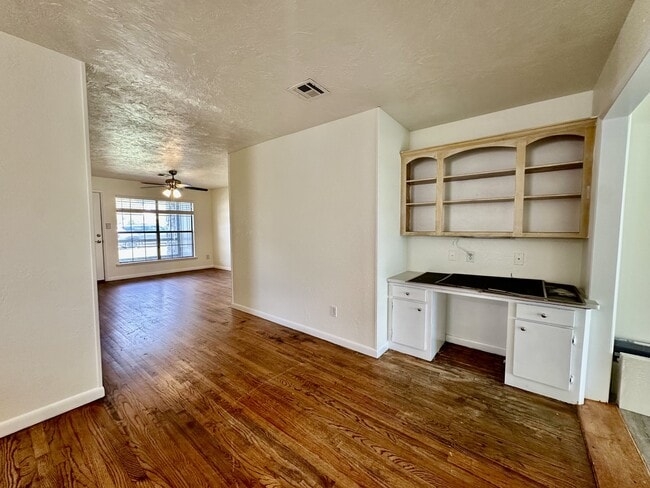 Building Photo - 1807 E 6th