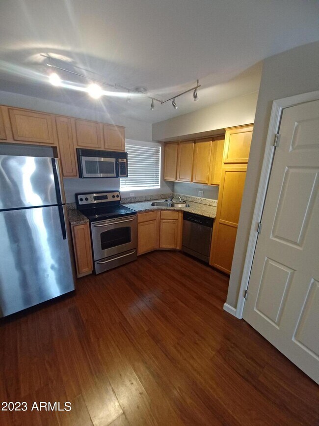 Foto del edificio - 310 W Earll Dr