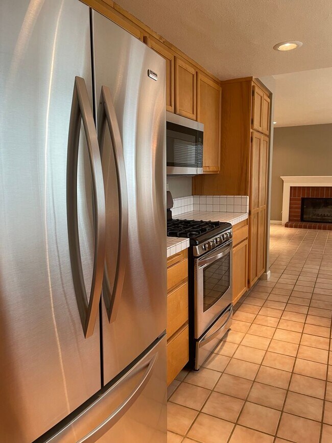 Foto del edificio - 4 bedroom 3 full bath Windsor Home!