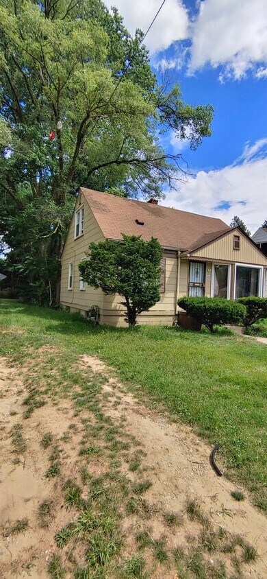 Foto principal - 3 bedroom west side bungalow/$900 per month