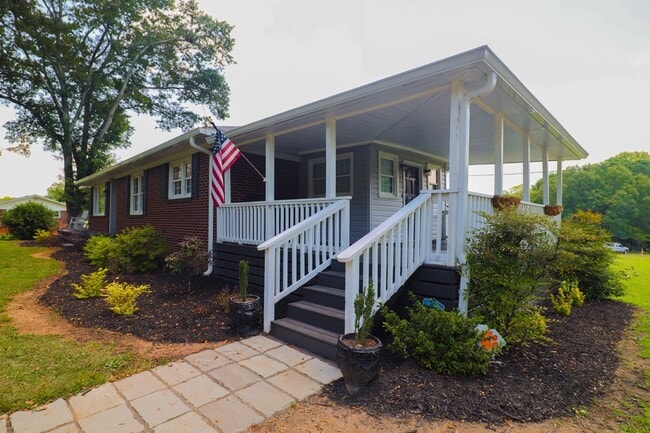 Beautiful 3 Bedroom Home in Central, SC - Beautiful 3 Bedroom Home in Central, SC