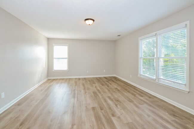 Building Photo - 2033 Oak Springs Dr