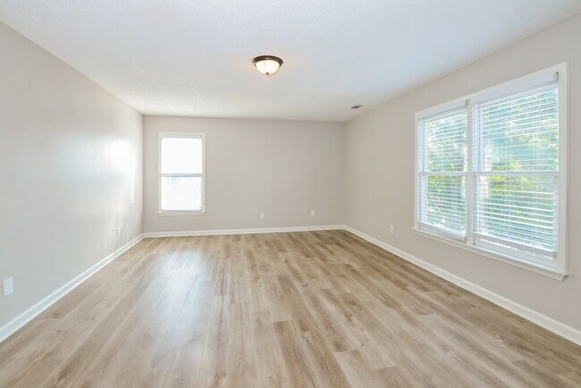 Foto del edificio - 2033 Oak Springs Dr