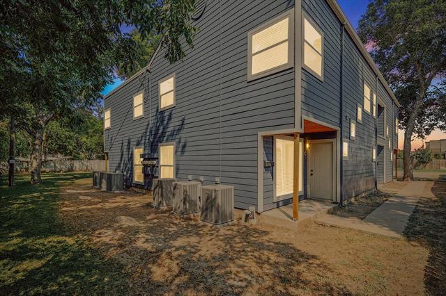 Building Photo - 805 W Chambers St