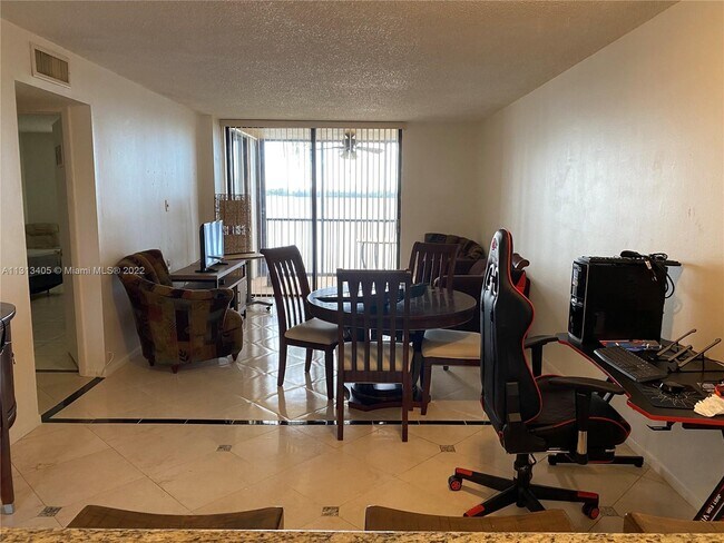 Building Photo - 109 Lake Emerald Dr