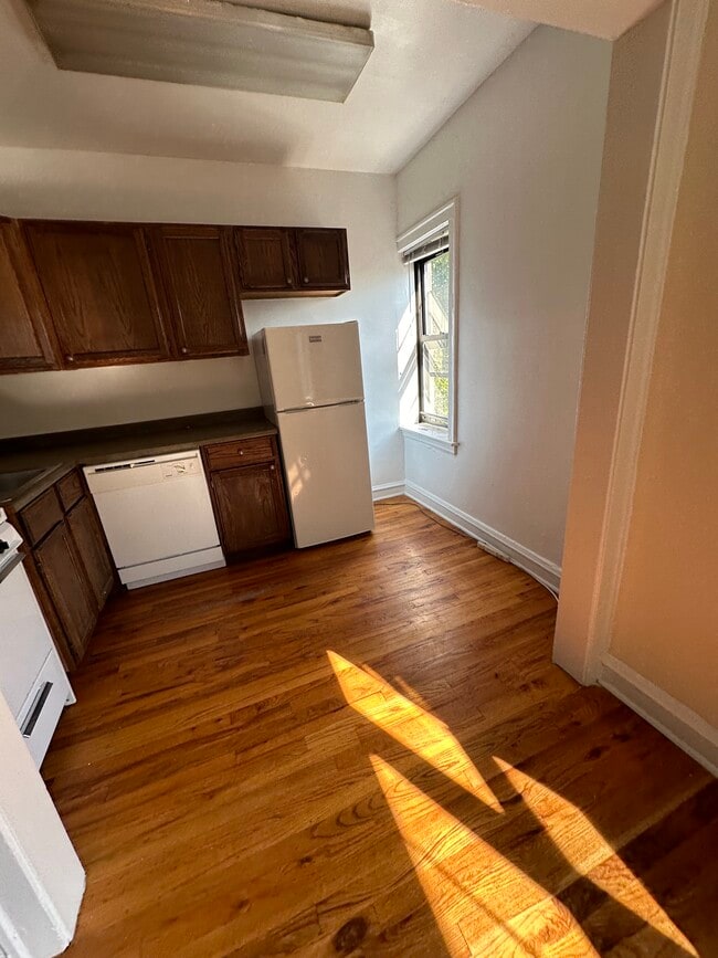 Building Photo - 556 W Wellington Ave