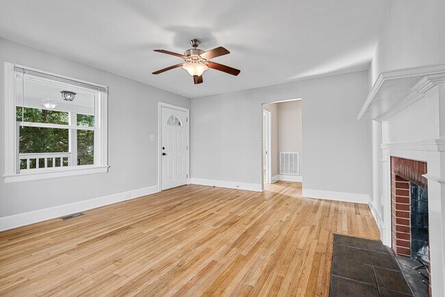 Foto del edificio - APPLICATION RECEIVED! Welcome to this char...