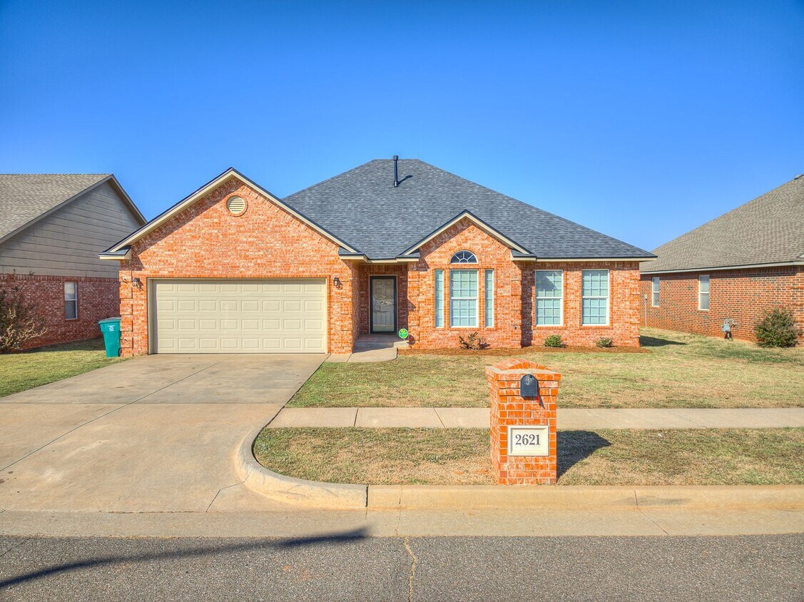Well kept home in Edmond + 3 bedrooms + Office + Edmond Schools - Well kept home in Edmond + 3 bedrooms + Office + Edmond Schools