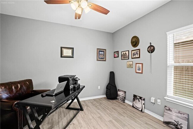 Foto del edificio - 3921 Woodhouse Ln