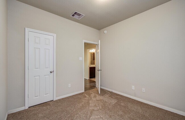 Foto del edificio - 15618 Whispering Green Dr