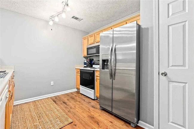 Building Photo - 1385 S Donahue Dr