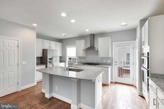 Building Photo - 9558 Canonbury Square