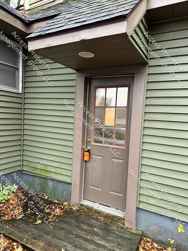Building Photo - NW Side Upper Duplex 2 Bedroom Unit