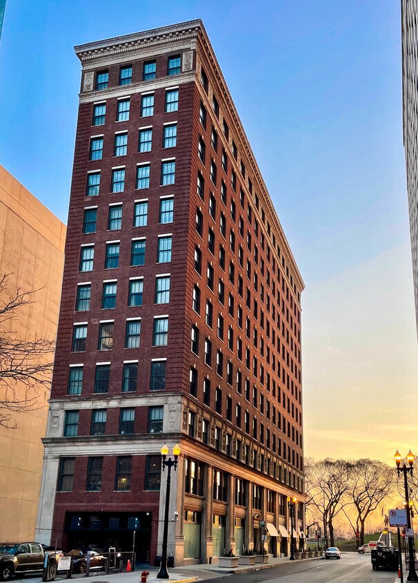 Primary Photo - 888 S Michigan Ave