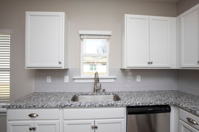 Building Photo - One level luxury living! Garage and Fenced Backyard!