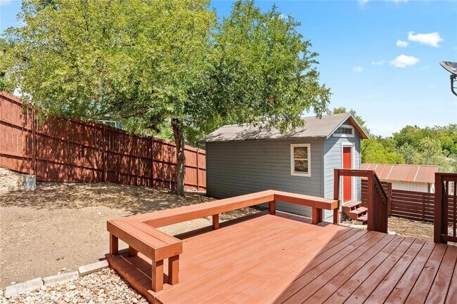 Building Photo - 2412 E 10th St