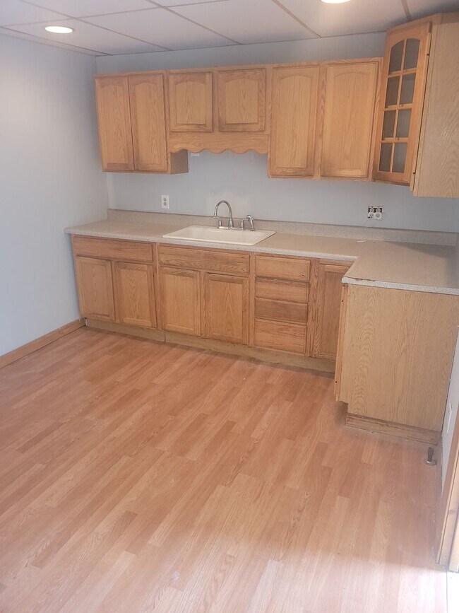 Foto del edificio - 3 bedroom, 1 bathroom Townhouse--Ready for...