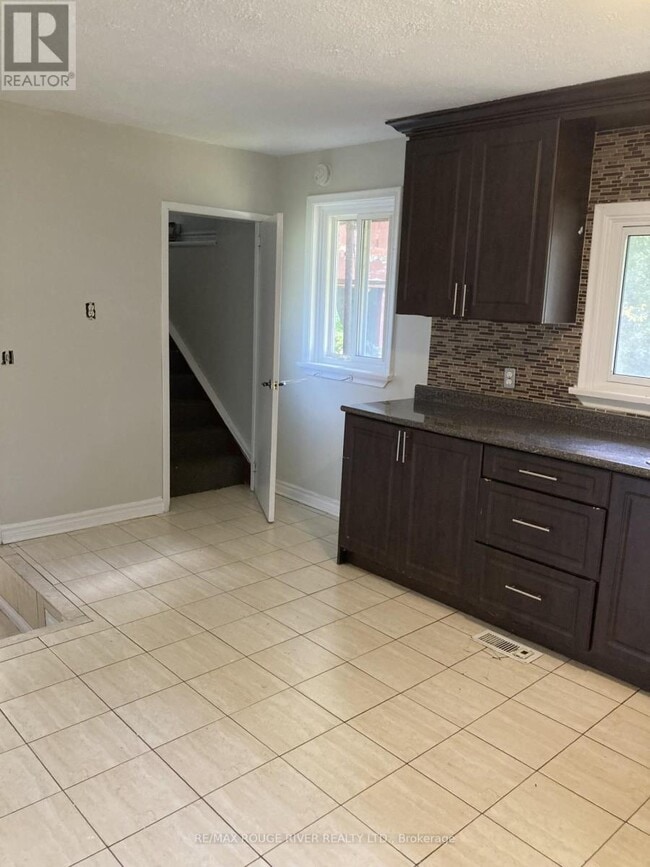 Photo du bâtiment - 152 Thickson Rd N