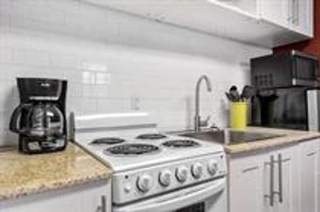 Building Photo - 411 Baker