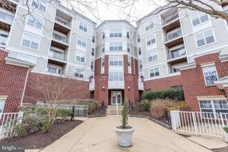 Building Photo - 1645 International Dr