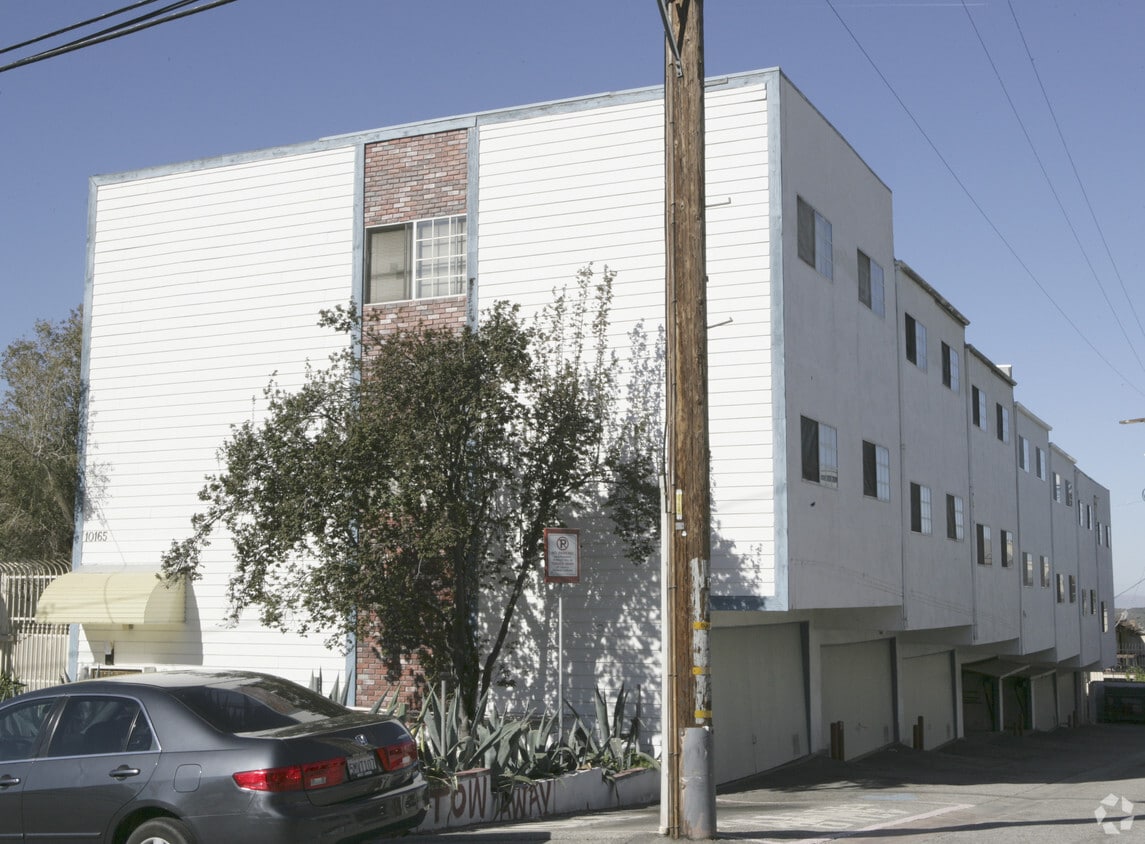 Primary Photo - Pinewood Heights