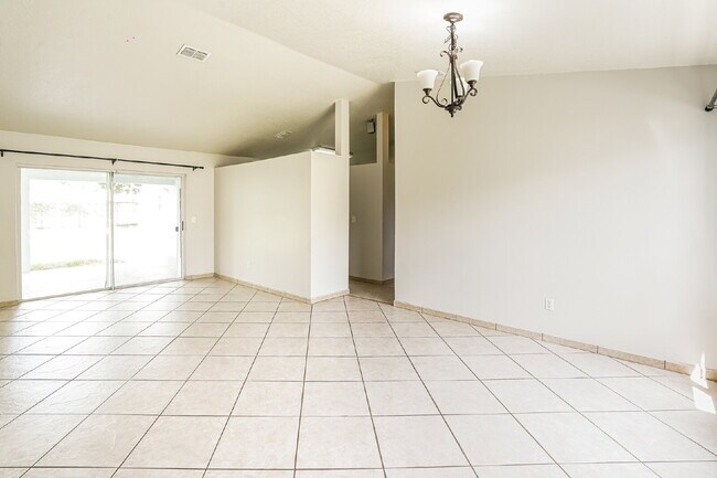 Building Photo - Very nice 3 bedroom with bonus room in Poinciana