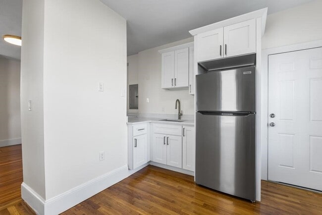 Building Photo - 305 Medford St