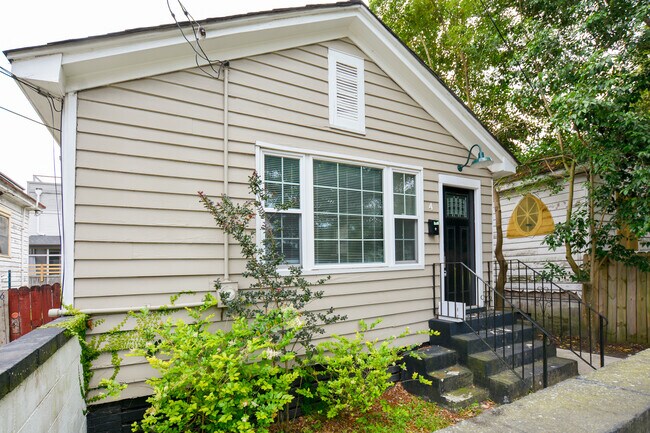 Building Photo - Renovated Classic Charleston Home