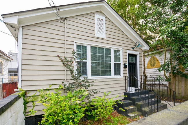 Foto del edificio - Renovated Classic Charleston Home