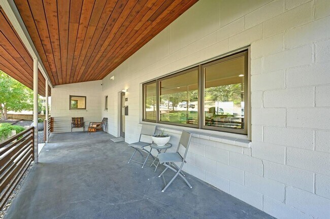 Foto del edificio - 701 Brownlee Cir