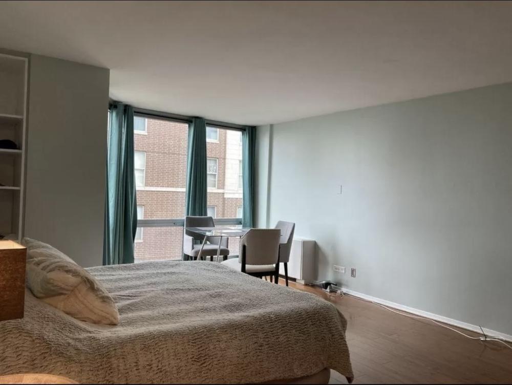 Foto principal - 0 bedroom in Chicago IL 60610