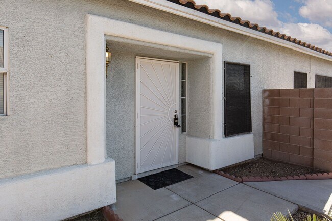 Foto del edificio - Newly remodeled single story home in Spring Valley
