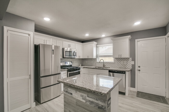 Building Photo - 907 Avenue E