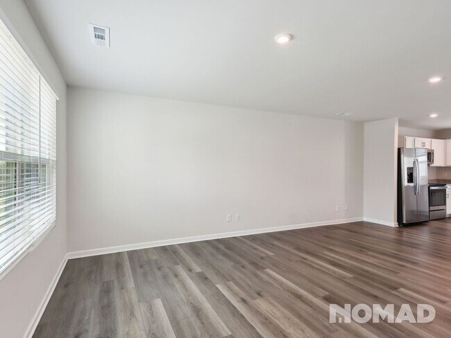Building Photo - 4 Bedroom, 2.5 Bath Single Family Home in ...