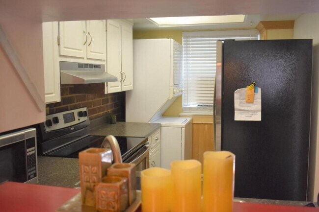Building Photo - 2530 E North St #1B